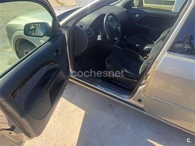 Usado Ford Mondeo Trend 130 CV (95 kW) 2005 Beige Berlina