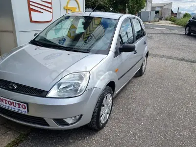 Usado Ford Fiesta Trend 68 CV (50 kW) 2003 Gris / plata Utilitario