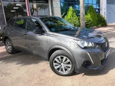 Usado Peugeot 2008 Active 110 CV (80 kW) 2022 Gris / plata SUV