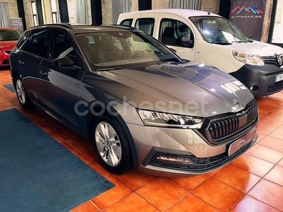 Gris / plata Usado 2023 Skoda Octavia Ambition Familiar | 14.999 € (Precio justo)