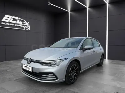Usado VW Golf VIII Life 110 HP (80 kW) 2023 Cinzento Sedan