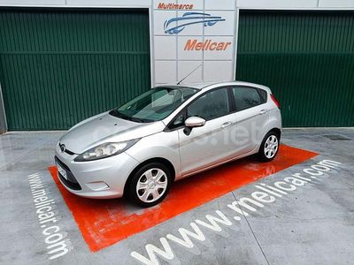Usado Ford Fiesta Trend 70 CV (51 kW) 2011 Gris / plata Berlina