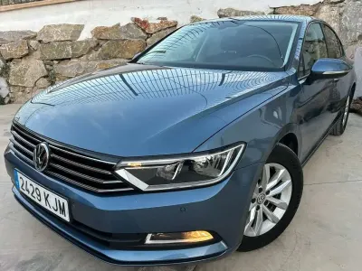 Usado VW Passat Advance 120 CV (88 kW) 2018 Azul Berlina