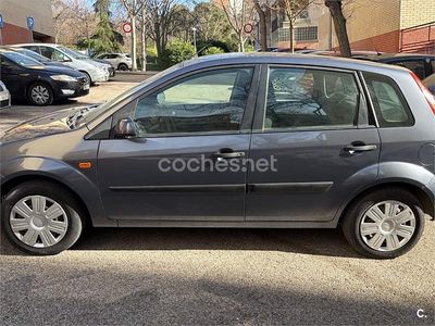 Usado Ford Fiesta Ambiente 68 CV (50 kW) 2007 Gris / plata Utilitario