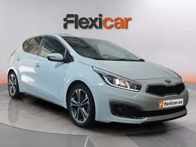 Usado Kia Ceed GT GT-Line 120 HP (88 kW) 2017 Branco Sedan