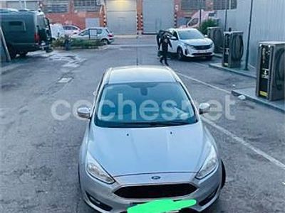 Usado Ford Focus Trend 100 CV (73 kW) 2015 Gris / plata Berlina