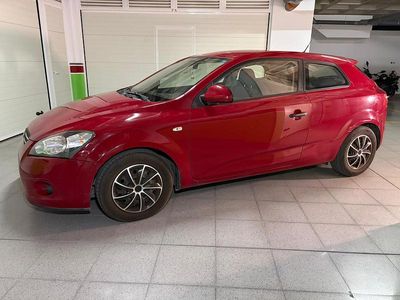 Rojo Usado 2009 Kia Ceed Active Utilitario | 3500 € (Un poco caro)