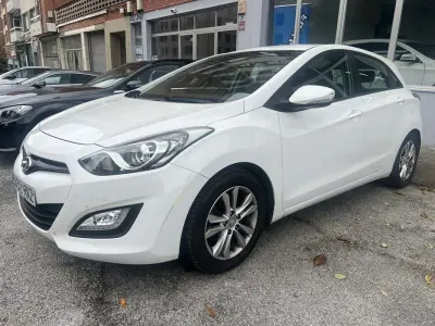 Usado Hyundai i30 110 CV (80 kW) 2013 Gris Utilitario