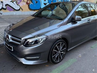 Usado Mercedes B180 AMG line 109 CV (80 kW) 2017 Gris / plata Monovolumen