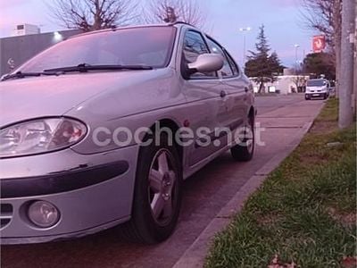 Begagnad Renault Mégane 110 HK (80 kW) 1999 Grå Sedan