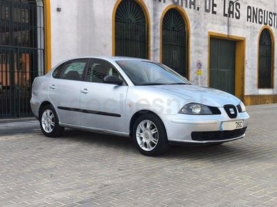 Usado Seat Cordoba Reference 100 CV (73 kW) 2005 Gris / plata Berlina