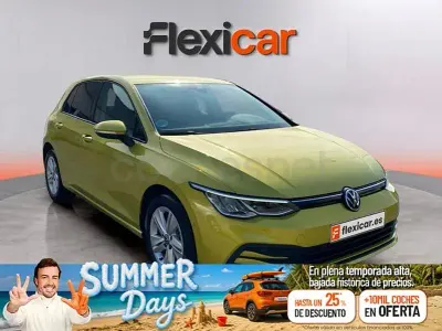 Usado VW Golf VIII 115 CV (84 kW) 2021 Amarillo Berlina