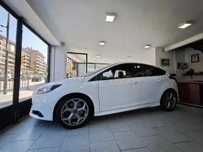 Usado Ford Focus ST 250 CV (183 kW) 2013 Blanco Berlina