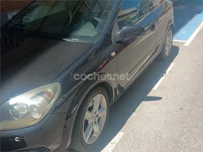 Usado Opel Astra GTC Sport 120 CV (88 kW) 2006 Negro Berlina