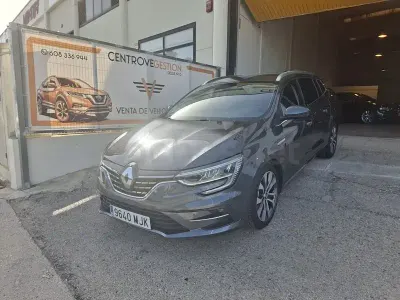 Usado Renault Mégane GrandTour Techno 140 CV (102 kW) 2023 Gris / plata Familiar
