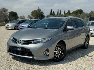 Usado Toyota Auris Advance 124 CV (91 kW) 2014 Gris / plata Familiar