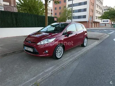 Usado Ford Fiesta Titanium 95 CV (69 kW) 2008 Granate Utilitario