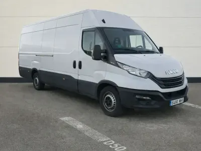 Begagnad Iveco Daily 156 HK (114 kW) 2023 Vit Sedan