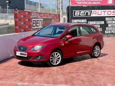 Usado Seat Ibiza ST Ecomotive 75 CV (55 kW) 2011 Rojo Familiar