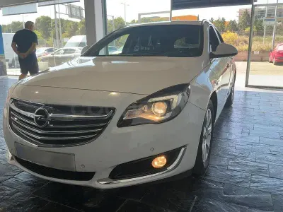 Usado Opel Insignia Selective 140 CV (102 kW) 2014 Blanco Familiar