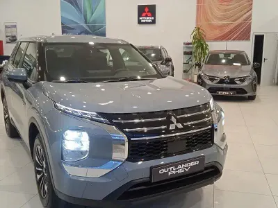 Nuevo Mitsubishi Outlander P-HEV Motion 306 CV (225 kW) 2026 Gris / plata SUV
