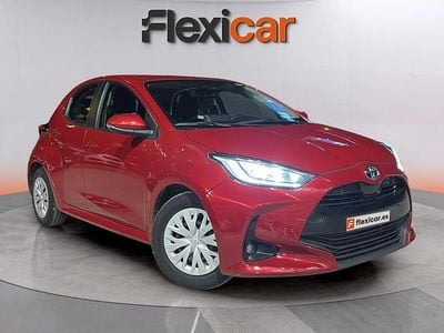 Usado Toyota Yaris Hybrid Active 116 CV (85 kW) 2023 Rojo Utilitario