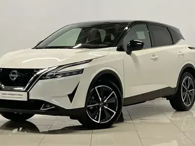 Usado Nissan Qashqai Tekna 158 CV (116 kW) 2023 Lunar white con techo midnight SUV