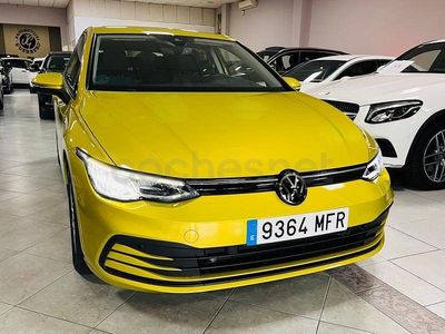 Begagnad VW Golf VIII Life 115 HK (84 kW) 2023 Gul Sedan