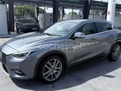 Usado Infiniti Q30 Sport Tech 170 CV (125 kW) 2017 Gris / plata Berlina
