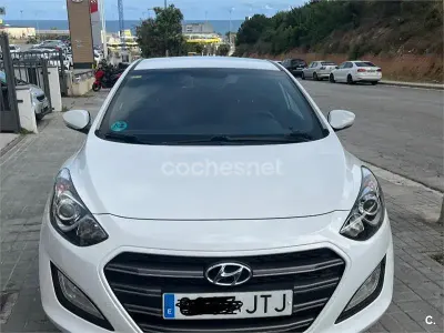 Usado Hyundai i30 GO! 135 CV (99 kW) 2016 Blanco Berlina