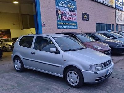 Usado VW Polo Conceptline 60 CV (44 kW) 1999 Gris / plata Berlina