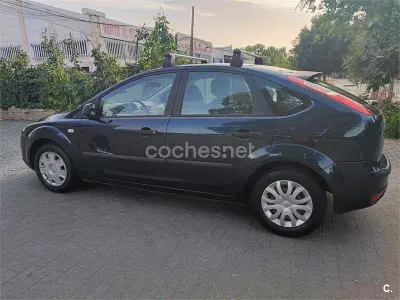 Usado Ford Focus Trend 90 CV (66 kW) 2005 Azul Berlina