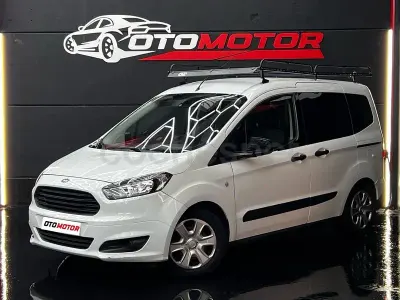 Usado Ford Tourneo Courier Trend 95 CV (69 kW) 2017 Blanco Monovolumen
