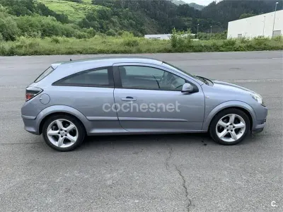 Usado Opel Astra GTC Sport 100 CV (73 kW) 2005 Gris / plata Berlina