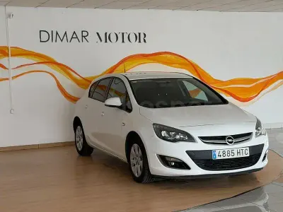 Usado Opel Astra Selective 110 CV (80 kW) 2013 Blanco Berlina