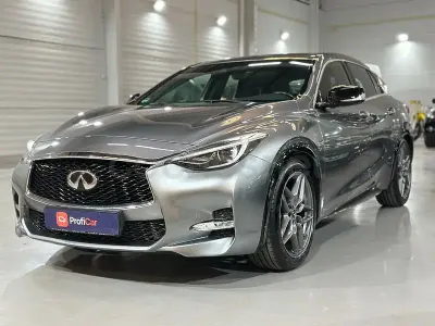 Usado Infiniti Q30 Sport Tech 170 CV (125 kW) 2016 Gris / plata Berlina