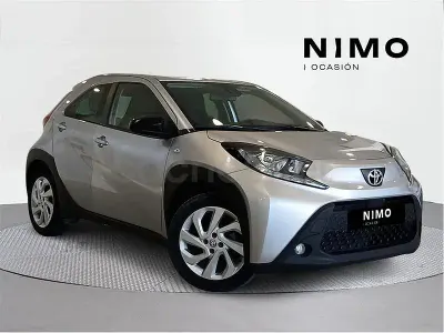 Usado Toyota Aygo X Play 72 CV (52 kW) 2024 Gris / plata SUV