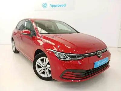 Usado VW Golf VIII Life 110 CV (80 kW) 2022 Rojo Utilitario