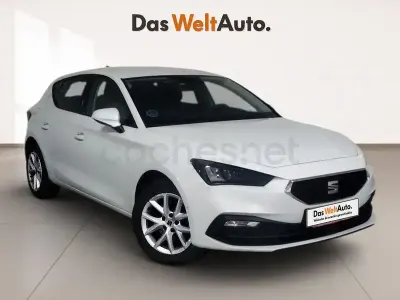 Usado Seat Leon Style 130 CV (95 kW) 2023 Blanco Berlina