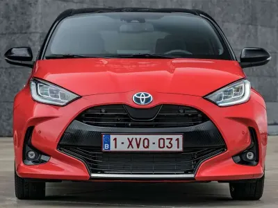 Usado Toyota Yaris Hybrid Active 99 CV (72 kW) 2017 Negro Utilitario