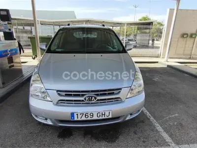 Usado Kia Carnival 185 CV (136 kW) 2008 Gris / plata Monovolumen
