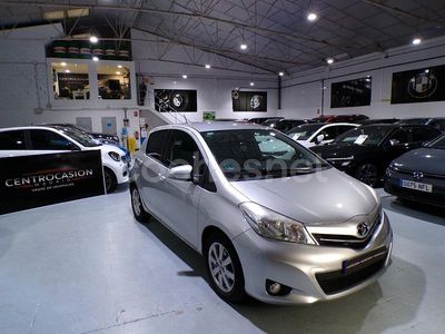 Gris / plata Usado 2014 Toyota Yaris Active Berlina | 8990 € (Precio justo)