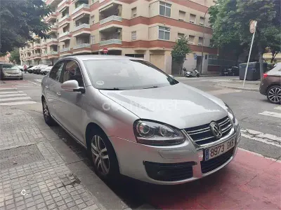 Usado VW Jetta Highline 105 CV (77 kW) 2009 Gris / plata Berlina