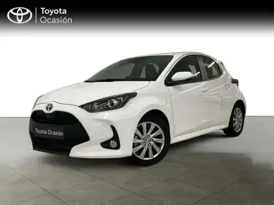 Usado Toyota Yaris Hybrid Active 116 CV (85 kW) 2023 Blanco Berlina