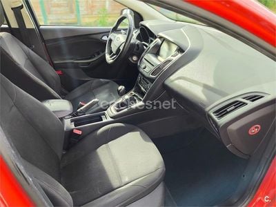 Usado Ford Focus Trend 125 CV (91 kW) 2015 Rojo Familiar