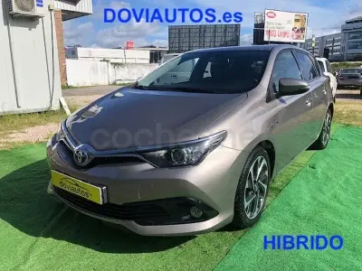 Käytetty Toyota Auris Hybrid 136 HP (100 kW) 2016 Peessi Sedan
