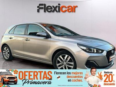 Usado Hyundai i30 120 CV (88 kW) 2019 Gris Berlina
