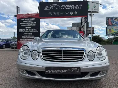 Usado Mercedes E200 Classic 122 CV (89 kW) 2003 Gris Berlina