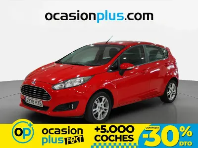 Usado Ford Fiesta Trend 101 CV (74 kW) 2014 Rojo Utilitario