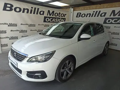 Usado Peugeot 308 Allure 130 CV (95 kW) 2020 Blanco Berlina